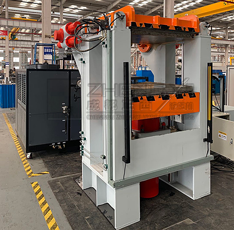 100噸翻轉復合材料液壓機調試完成，準備發到客戶現場